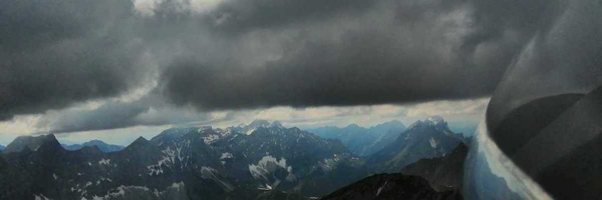 Verortung via Georeferenzierung der Kamera: Aufgenommen in der Nähe von Gemeinde Vomp, Österreich in 2500 Meter